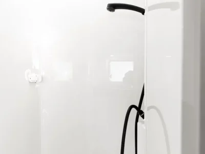 Etrusco Van Bad mit Dusche und schwarzem Duschkopf