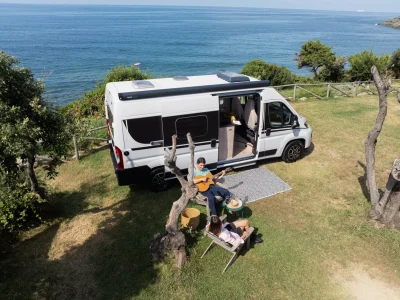 Laika Ecovip Campervan mit offener Tür und Sitzbereich im Freien