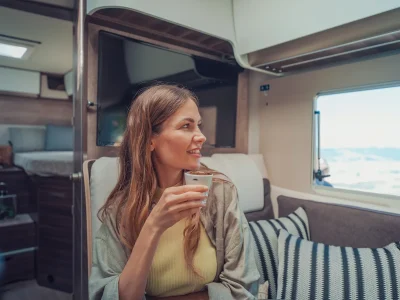 Laika Ecovip Vollintegrierter Sitzbereich mit Frau und Fenster