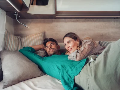 Laika Ecovip Schlafbereich mit zwei Personen und Leselampe