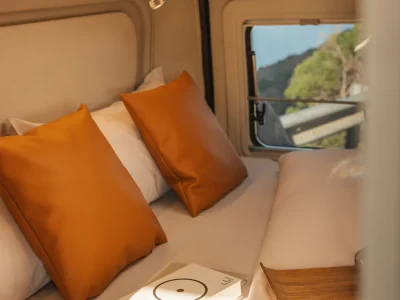 Laika Kosmo Schlafbereich mit zwei Kissen und Fenster