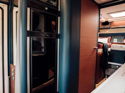 Laika Kreos L Küche mit Kühlschrank und Holztür
