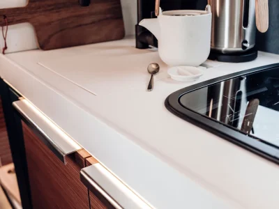 Laika Kreos L Küche mit Spüle und Kaffeemaschine