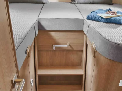 Malibu Comfort Schlafbereich mit drei Betten und offenem Stauraum