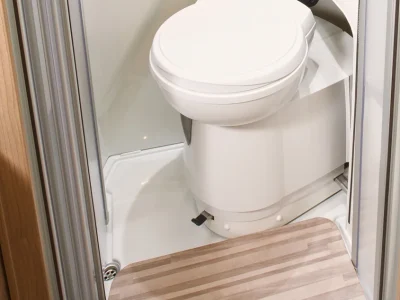 Malibu Compact Bad mit Toilette und Duschvorhang