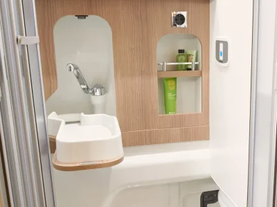 Malibu Compact Bad mit Waschbecken und Duschkopf