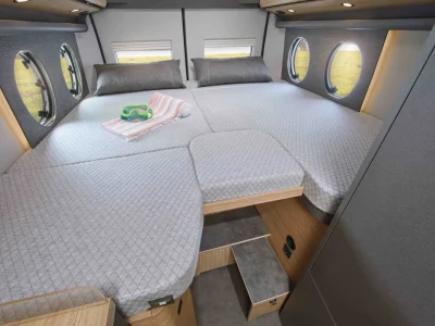 Malibu First Class Schlafbereich mit zwei Einzelbetten und ovalen Fenstern