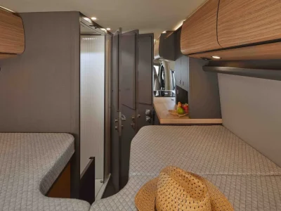 Malibu First Class Schlafbereich mit zwei Einzelbetten und Blick zur Küche