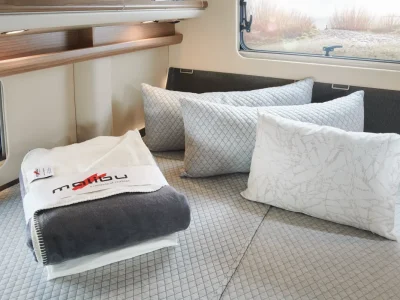 Malibu Genius Schlafbereich mit Decke und Kissen
