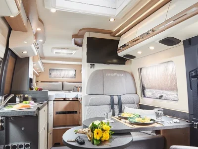 Malibu Genius Küche und Sitzgruppe mit Fernseher und Essecke
