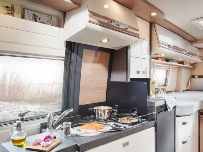 Malibu Genius Küche mit Kochfeld und Spüle, Blick zum Schlafbereich