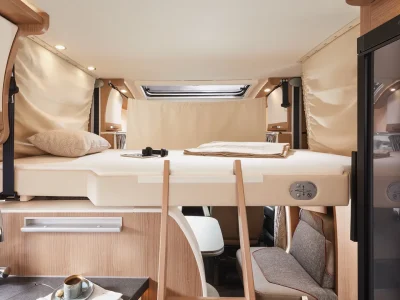 Malibu Teilintegrierter Schlafbereich mit Hubbett und Dachfenster