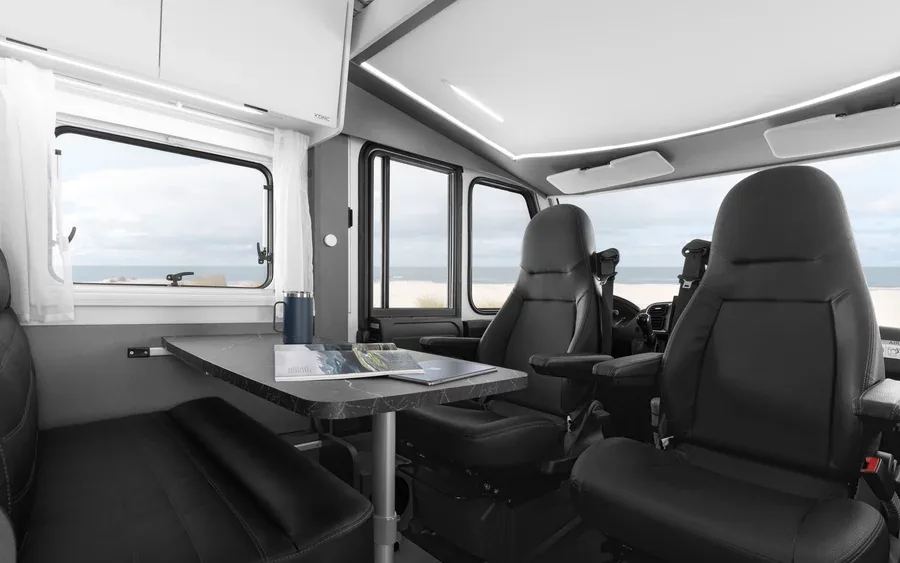Etrusco Integrierter Sitzbereich mit Tisch und drehbaren Pilotensitzen
