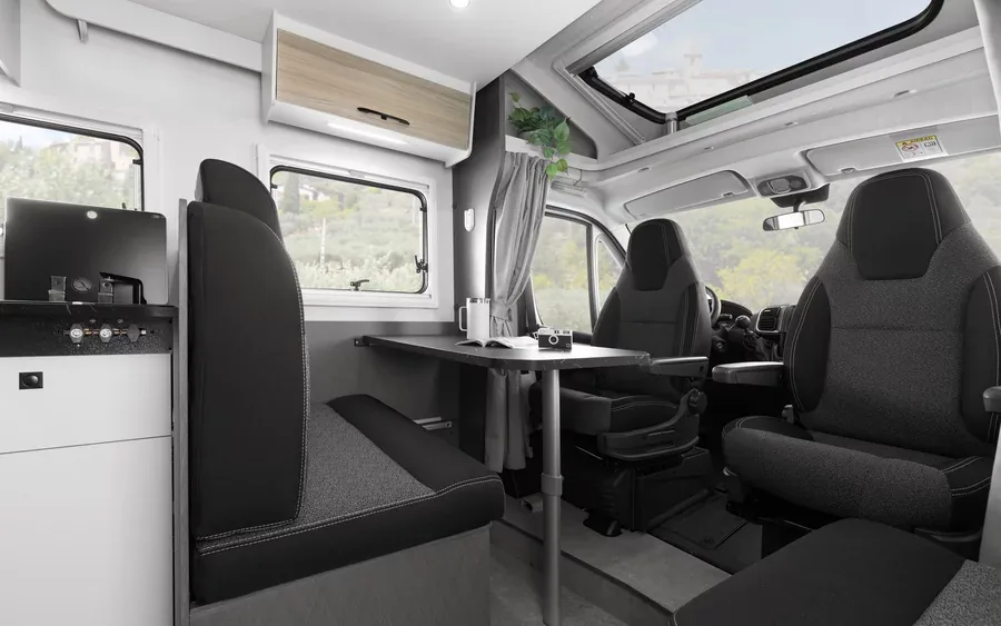 Etrusco T-Base Sitzgruppe mit Tisch und drehbaren Vordersitzen