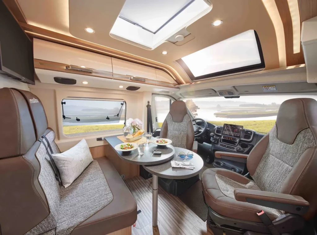 Malibu Comfort Sitzgruppe mit L-Sitzbank, drehbaren Fahrerhaussitzen und Dachfenstern