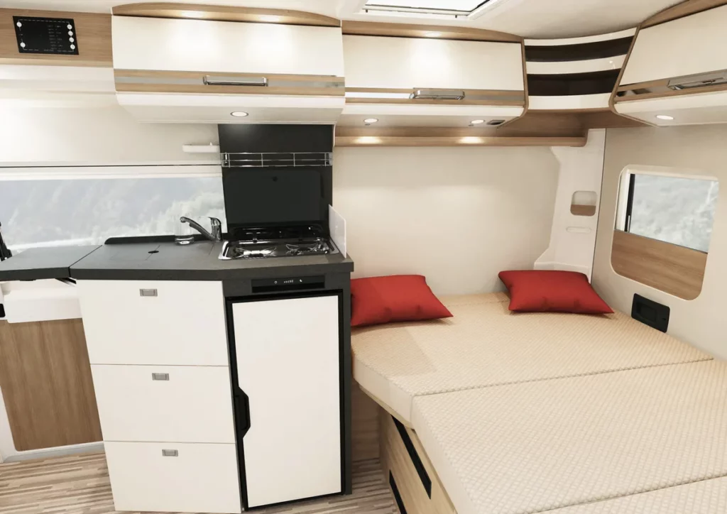 Malibu Compact Schlafbereich mit Küche und zwei roten Kissen