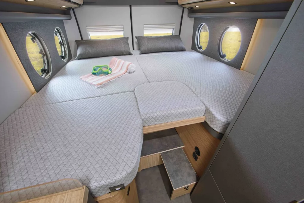Malibu First Class Schlafbereich mit zwei Einzelbetten und ovalen Fenstern