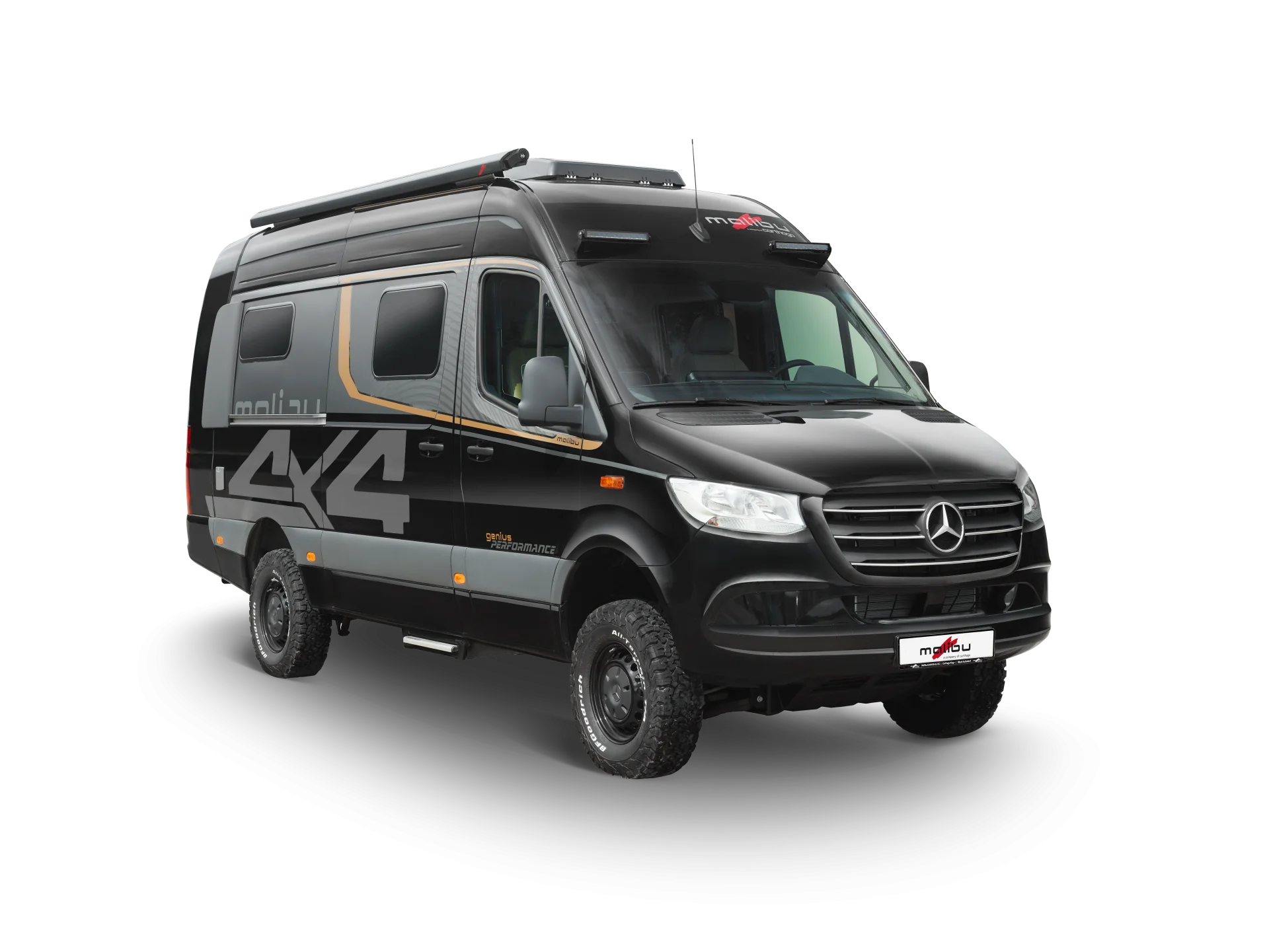 Malibu Genius Performance 4x4 Campervan mit markanten Offroad-Reifen und Dachreling