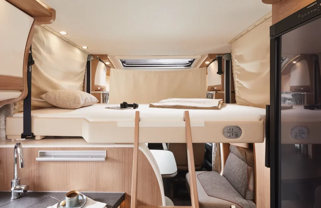 Malibu Teilintegrierter Schlafbereich mit Hubbett und Dachfenster